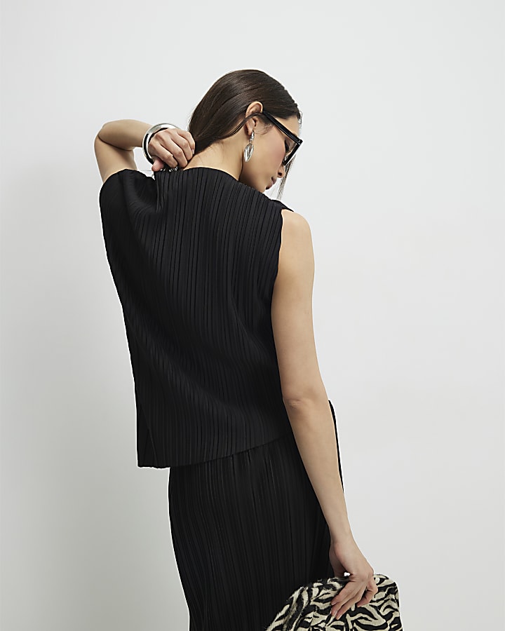 Black Plisse Asymmetric Hem Tank Top