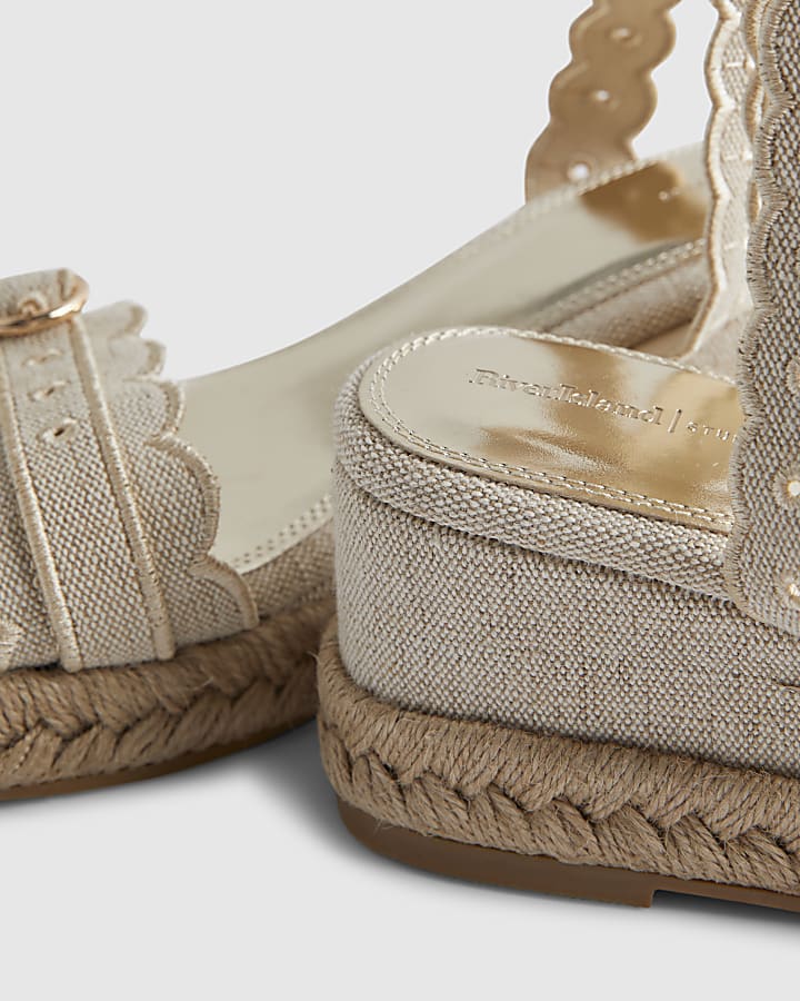 Beige Scallop Trim Wedges