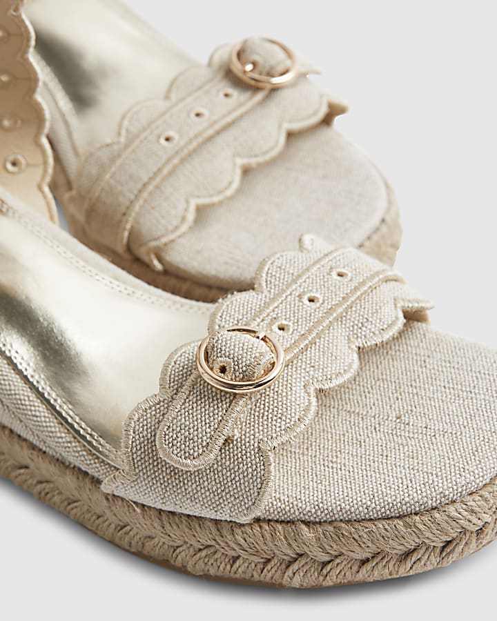 Beige Scallop Trim Wedges