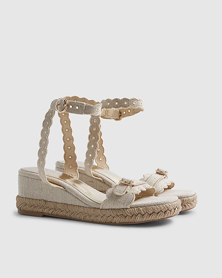 Beige Scallop Trim Wedges