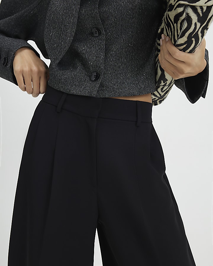 Black Pleated Barrel Leg Trousers