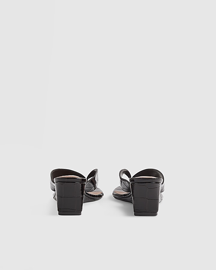 Brown Weave Toe Thong Croc Wedges