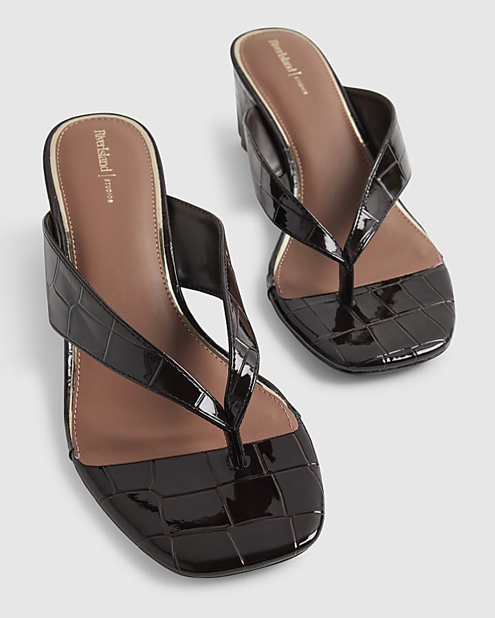 Brown Weave Toe Thong Croc Wedges