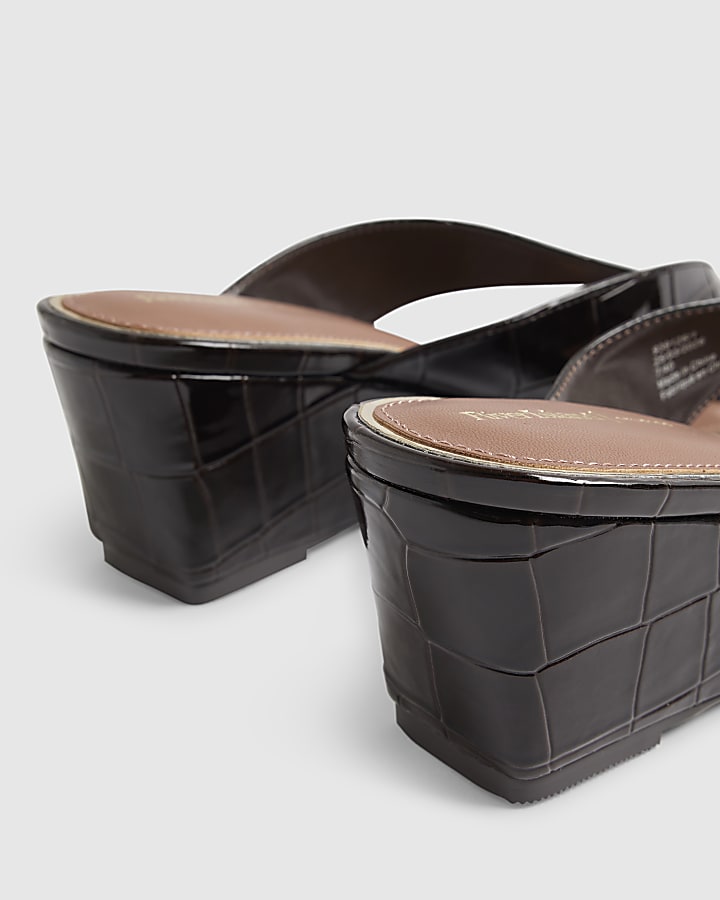 Brown Weave Toe Thong Croc Wedges