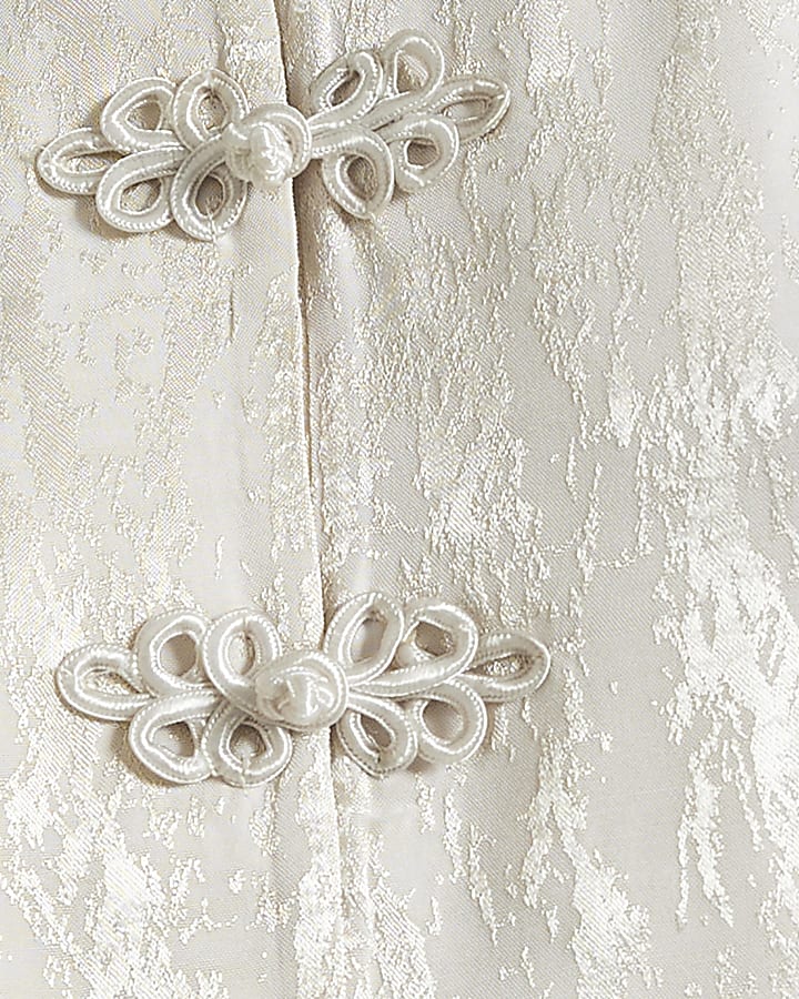 White Jacquard Puff Sleeve Frogging Blouse