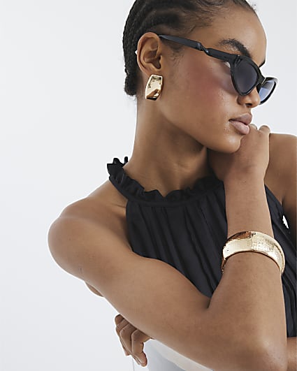Gold clean metal stud earrings