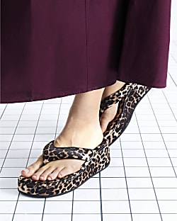 Brown Toe Thong Leopard Print Sandals