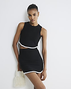 Black Sleeveless Pearl Hem Crop Top