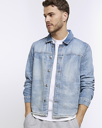 Light denim hotsell jacket mens outfit