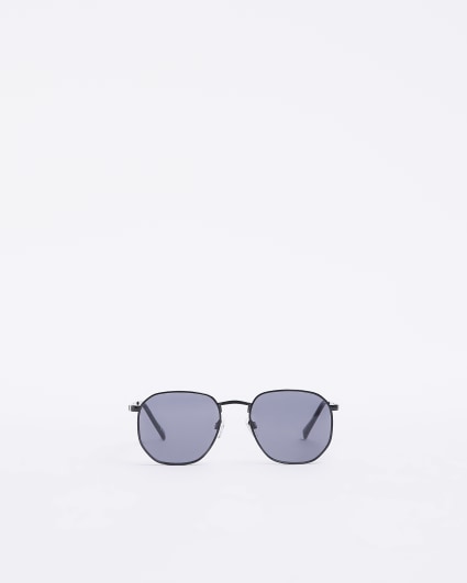 Black tinted lenses round sunglasses