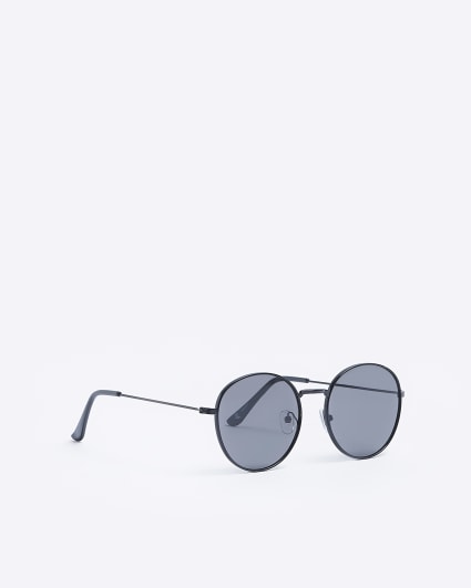 Black tinted lenses round sunglasses