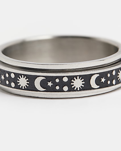 Silver colour engraved spinner ring