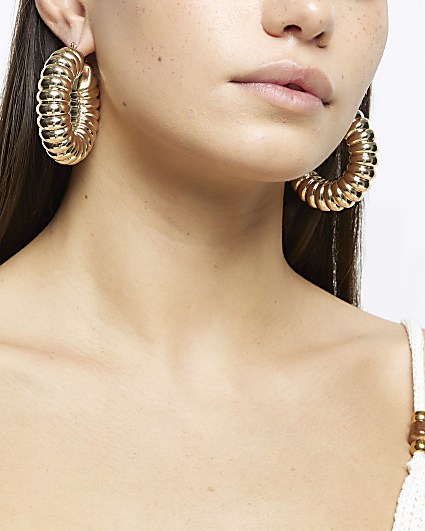Gold ridged hoop earrings