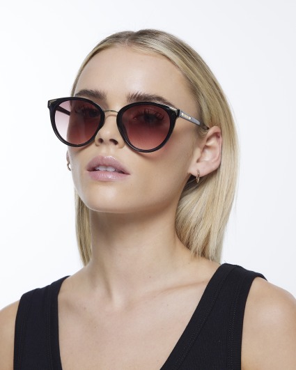 Black round sunglasses