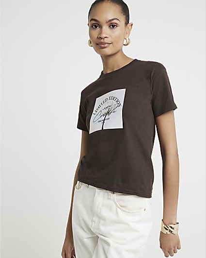 Brown graphic patch t-shirt