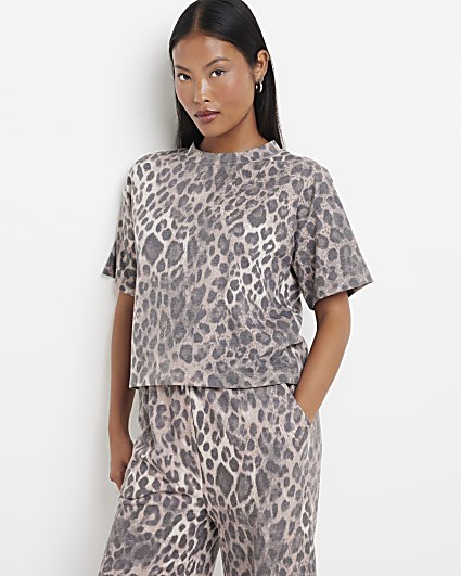 Petite brown cropped leopard print t-shirt