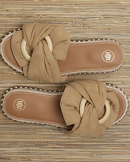 Beige twisted flat sandals