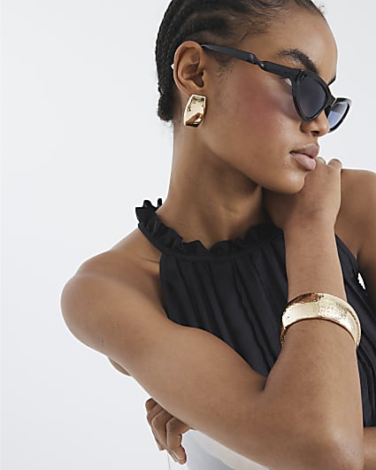 Gold clean metal stud earrings