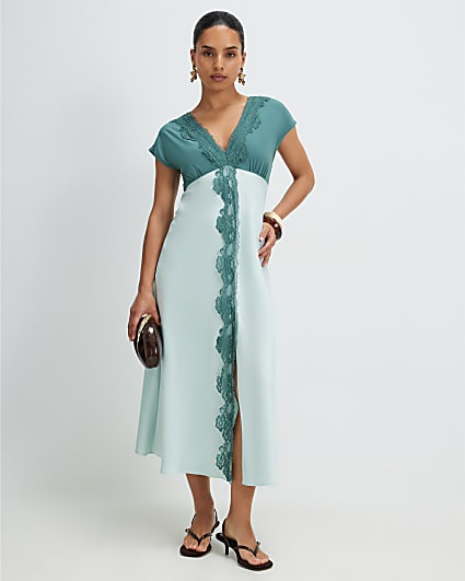 midi petite wedding guest dresses 27 Party for Over 50s Guests This dress is a true wardrobe staple that will see you through countless formal events with timeless grace. Petite Wedding Guest Dresses |