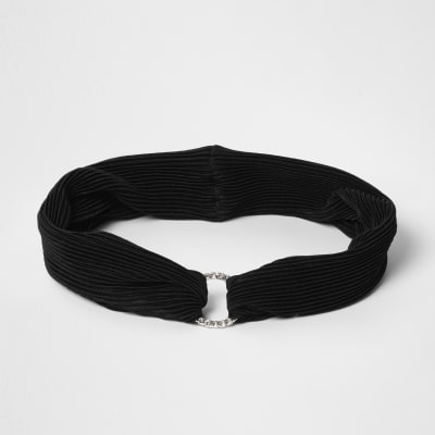 Zwarte geplooide hoofdband met cirkel bezet met diamantjes