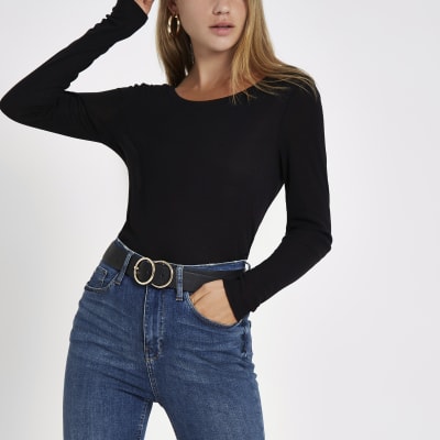 Top basique noir à encolure dégagée et manches longues