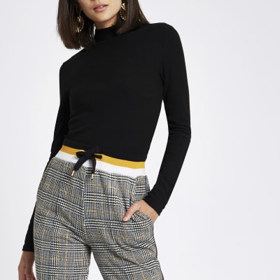 Schwarzes, hochgeschlossenes Oberteil