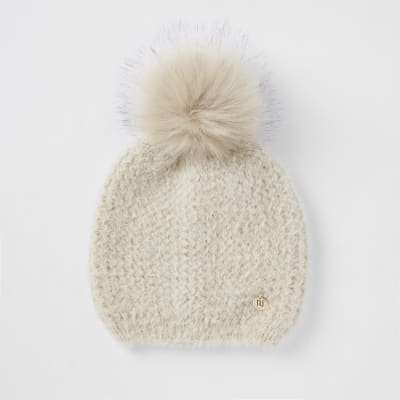 Beige beanie met imitatiebont en pompon