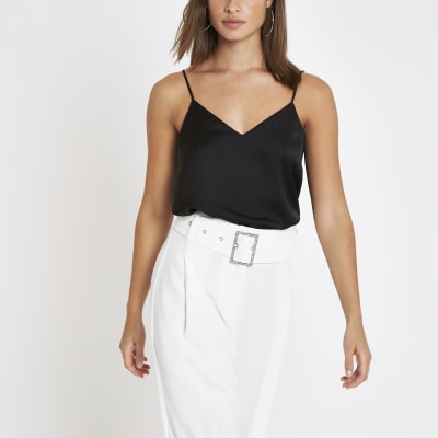 Schwarzes Trägertop mit überkreuzten Trägern