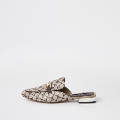 Bruine loafer met open achterkant en RI-monogram
