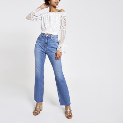 Weißes Bardot-Spitzenoberteil