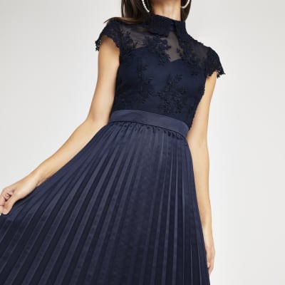 Chi Chi London – Marineblaues Ballkleid mit Kellerfalten