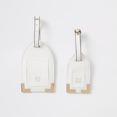 Set witte bagagelabels met krokodillenreliëf