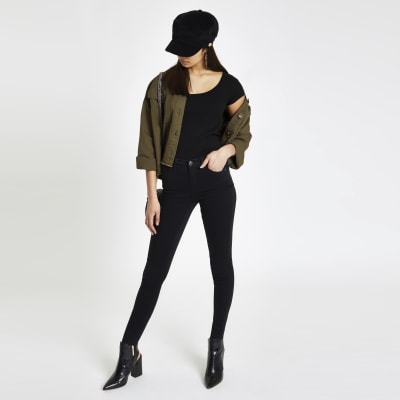 Schwarzes T-Shirt mit U-Ausschnitt