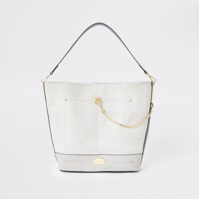 Lichtgrijze tas met ketting voorop