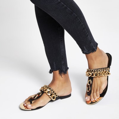 Schwarze Sandalen mit Zehensteg