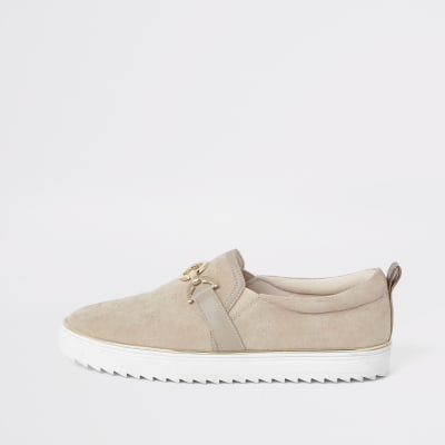 Beige slip-on sneakers met gespdetail