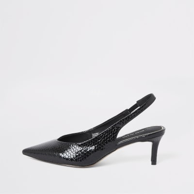 Schwarze Pumps mit Kitten-Absatz und Fersenriemen