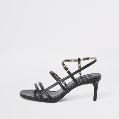 Schwarze Riemchensandalen mit schmalem Absatz