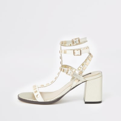 Witte sandalen met studs en blokhak