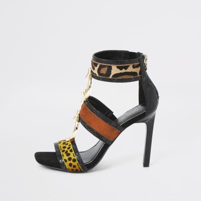 Schwarze Absatzsandalen mit Animal-Print
