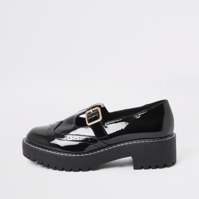 Schwarze Lackbrogues