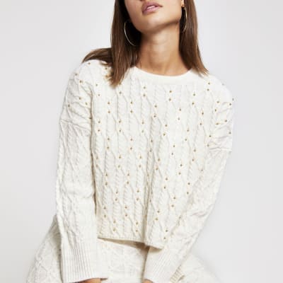 Nietenverzierter Strickpullover in Creme