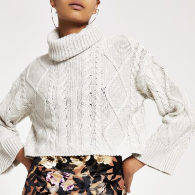 Grauer, kurzer Pullover mit Zopfstrickmuster und Rollkragen