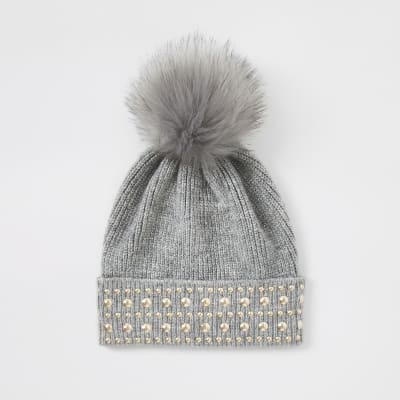 Graue Beanie mit Kunstfellbommel und Nieten