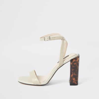 Weiße Blockabsatzsandalen