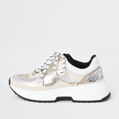 Witte vetersneakers met stevige zool