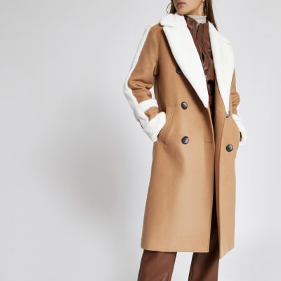 Beiger doppelreihiger Mantel mit Kunstfellbesatz