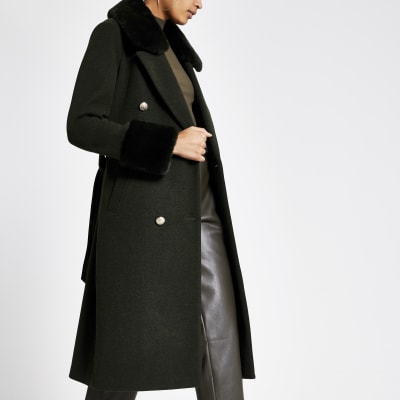 Mantel in Khaki mit Kunstfellkragen und Bindegürtel