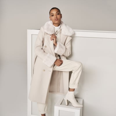 De beige Villanelle jas