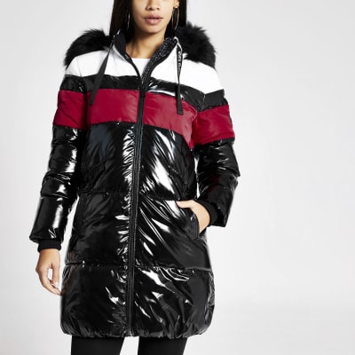 Lange schwarze Pufferjacke in Blockfarben